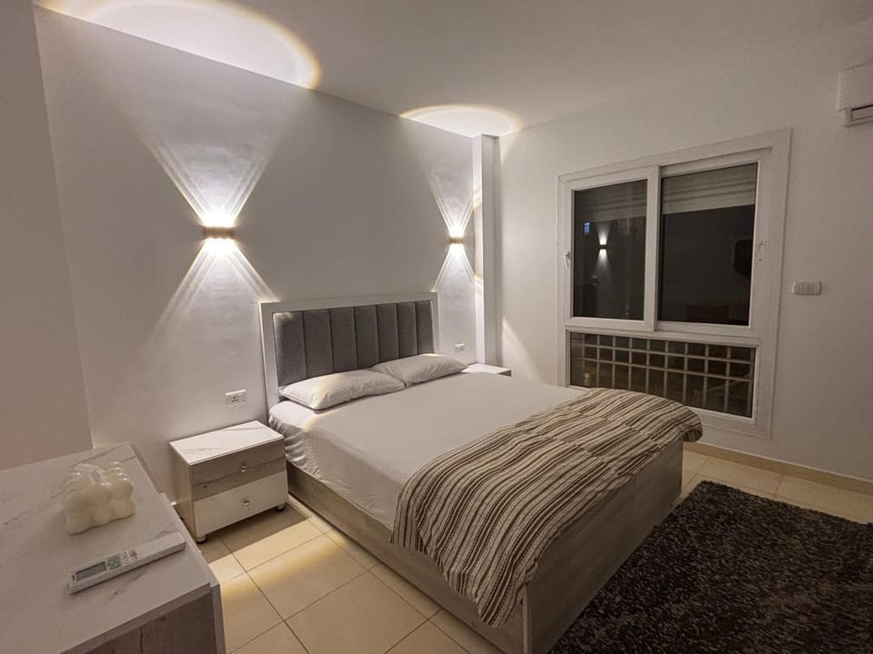 Bed, Photo of the whole room, Bedroom, internet, towels, wardrobe