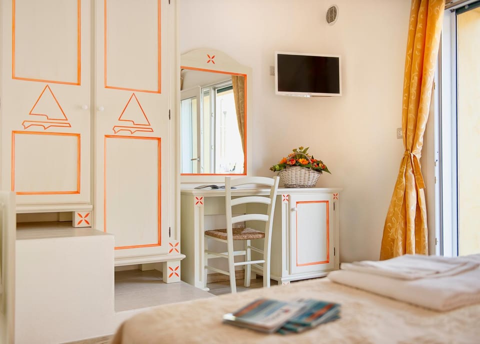 Photo of the whole room, Decorative detail