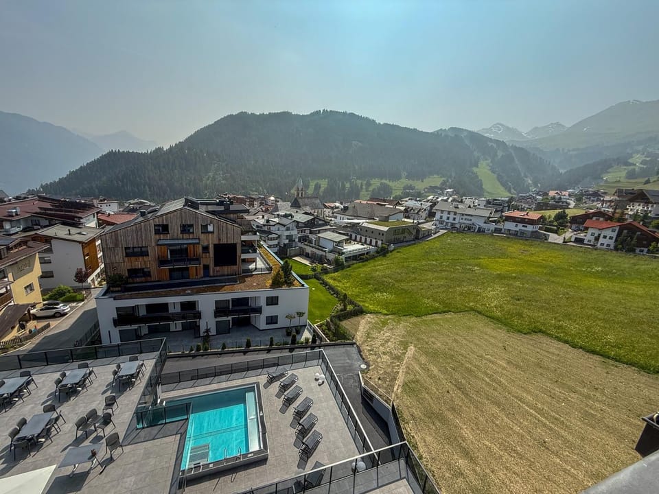 Bird's eye view, Pool view