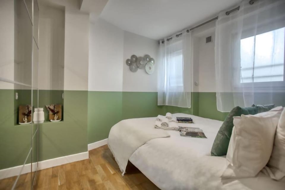 Bed, Bedroom, towels