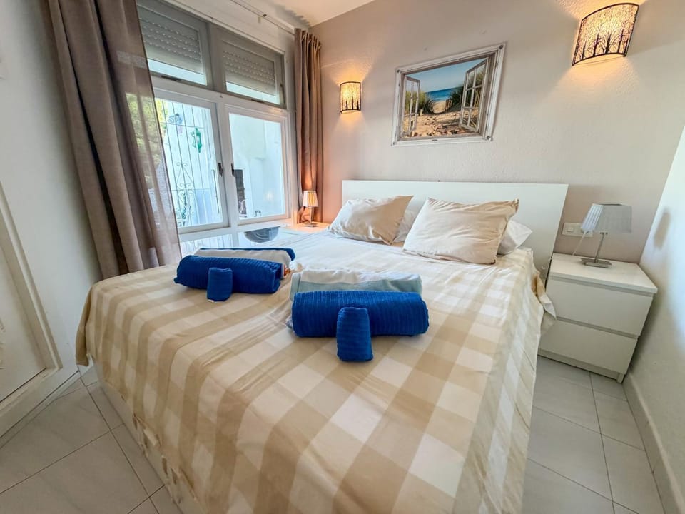 Garden-level Two bedroom apt with pool access Apartment in Sitio de Calahonda