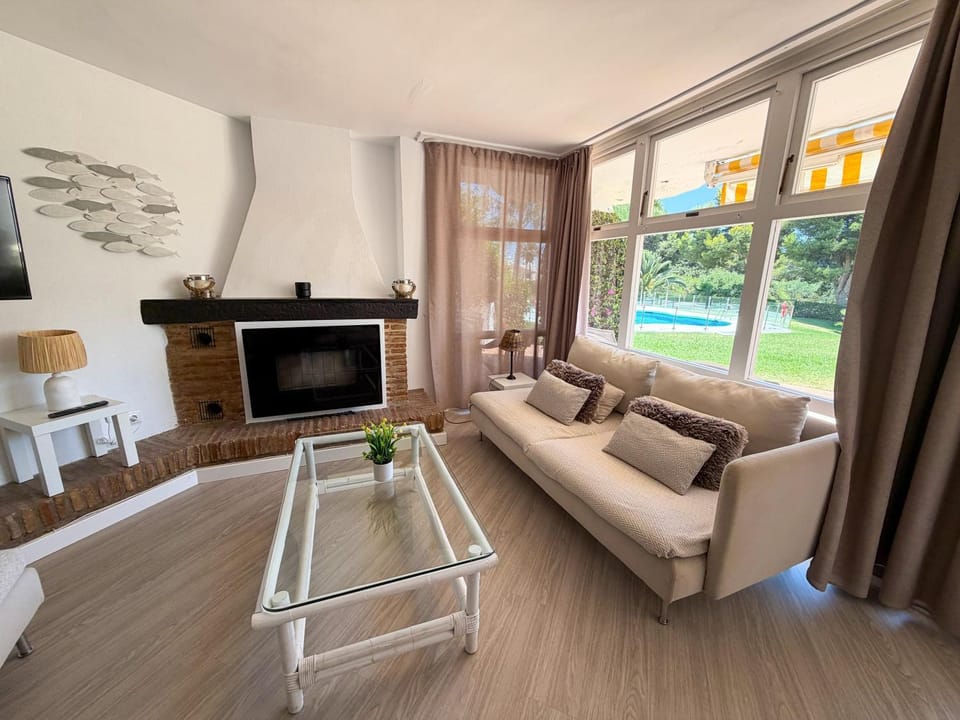 Garden-level Two bedroom apt with pool access Apartment in Sitio de Calahonda