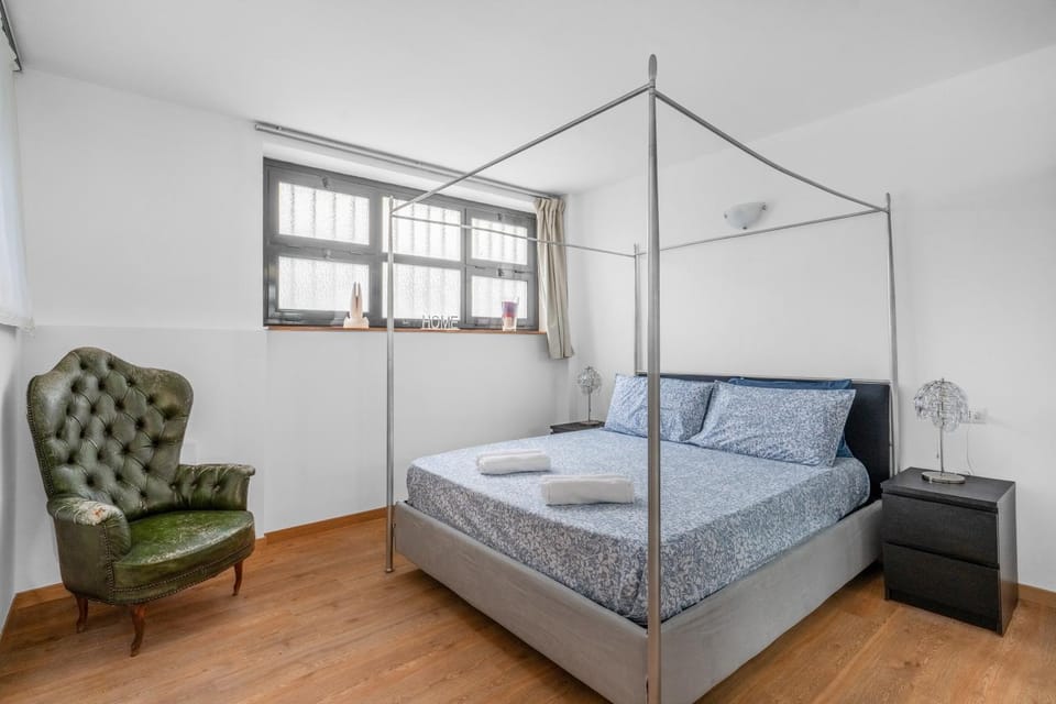 Bed, Photo of the whole room, Seating area, Bedroom