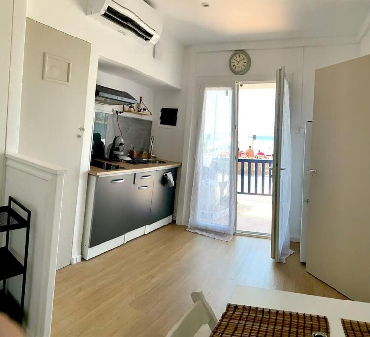 Kitchen or kitchenette, Dining area, minibar, stove, air conditioner