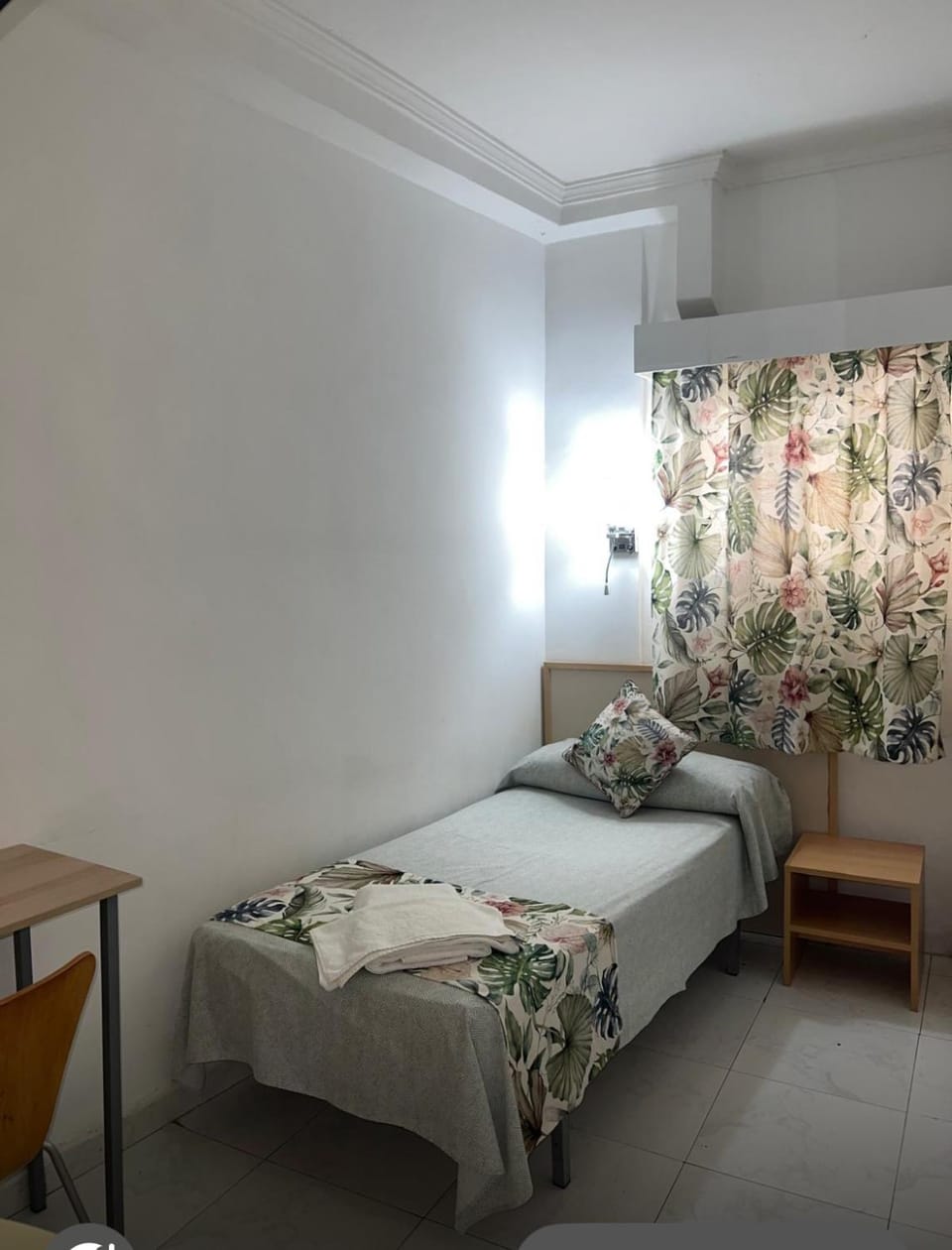 Photo of the whole room, Bedroom