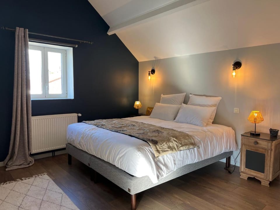 Bed, Photo of the whole room, Bedroom