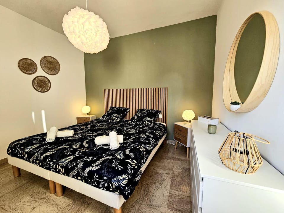 Bed, Photo of the whole room, Bedroom