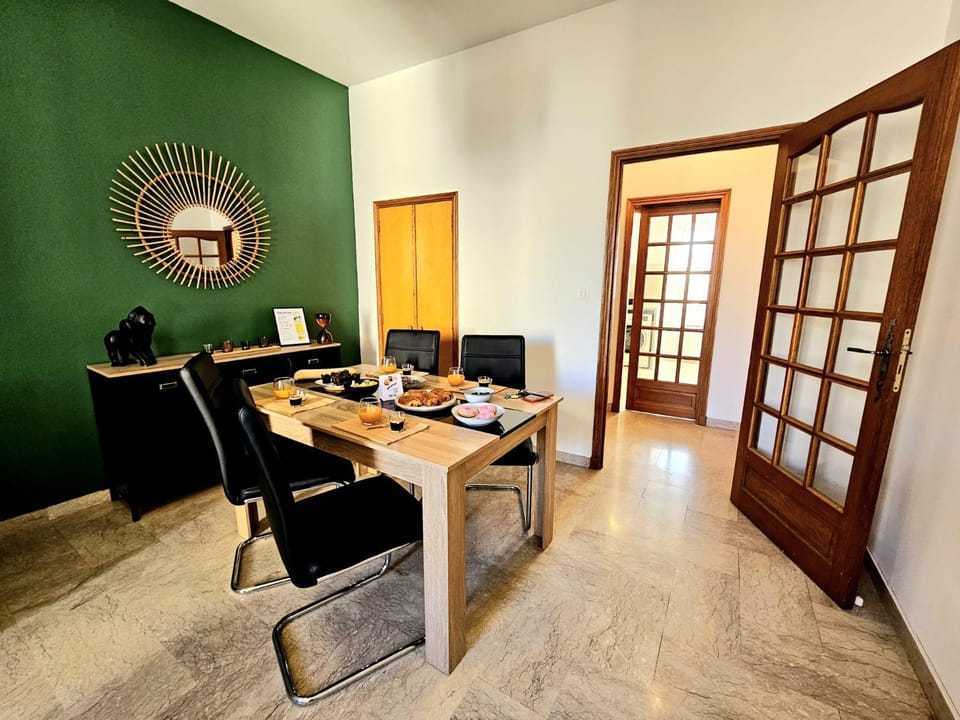 Living room, Seating area, Dining area