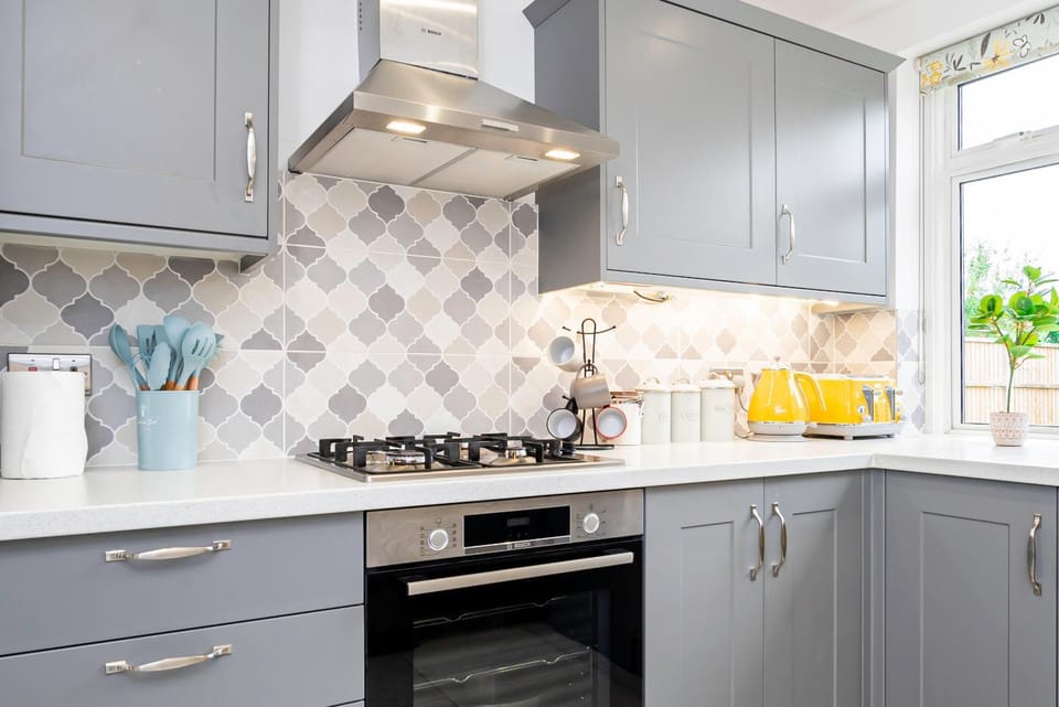 Coffee/tea facilities, Kitchen or kitchenette, dishwasher, stove, toaster