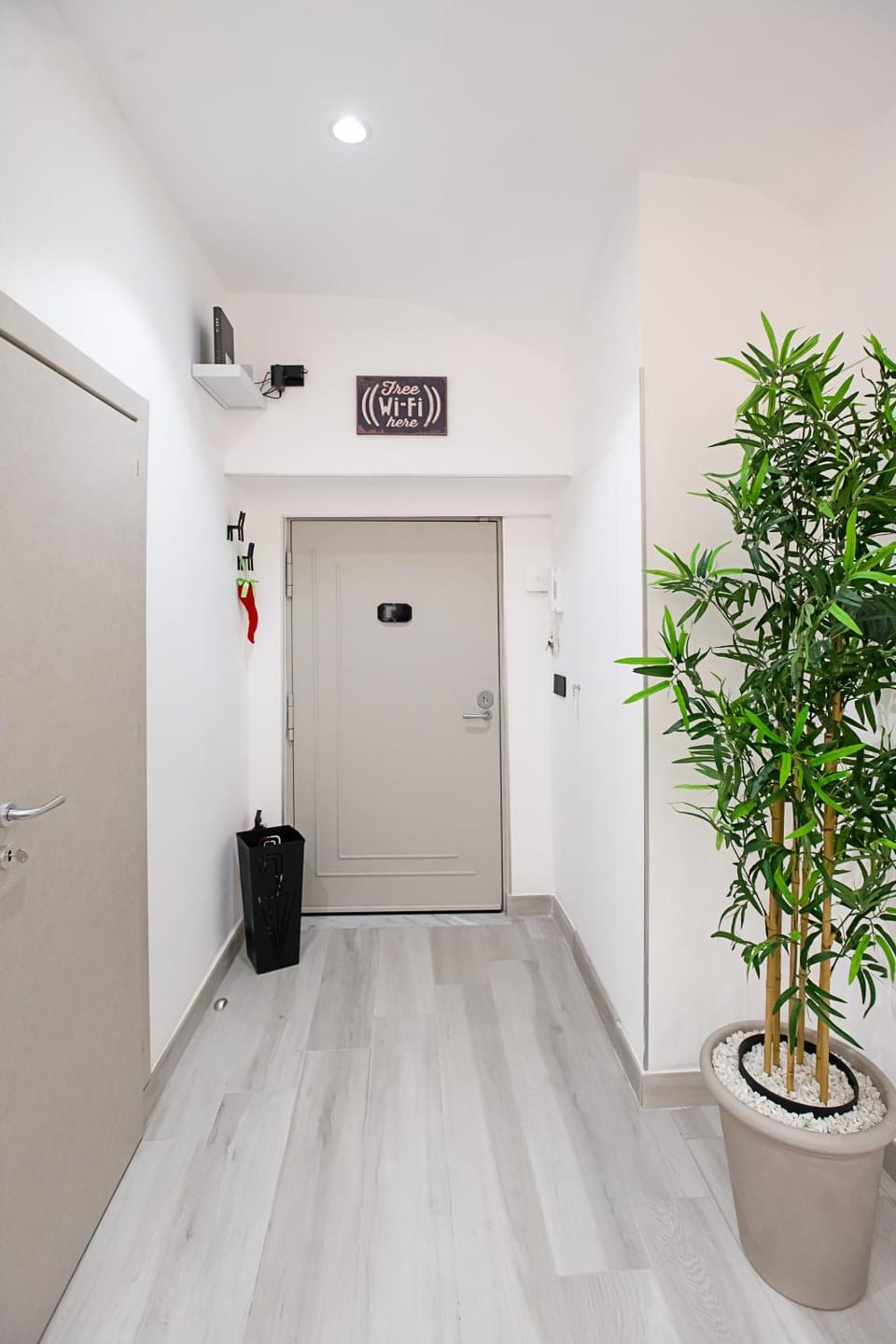 Facade/entrance, locker