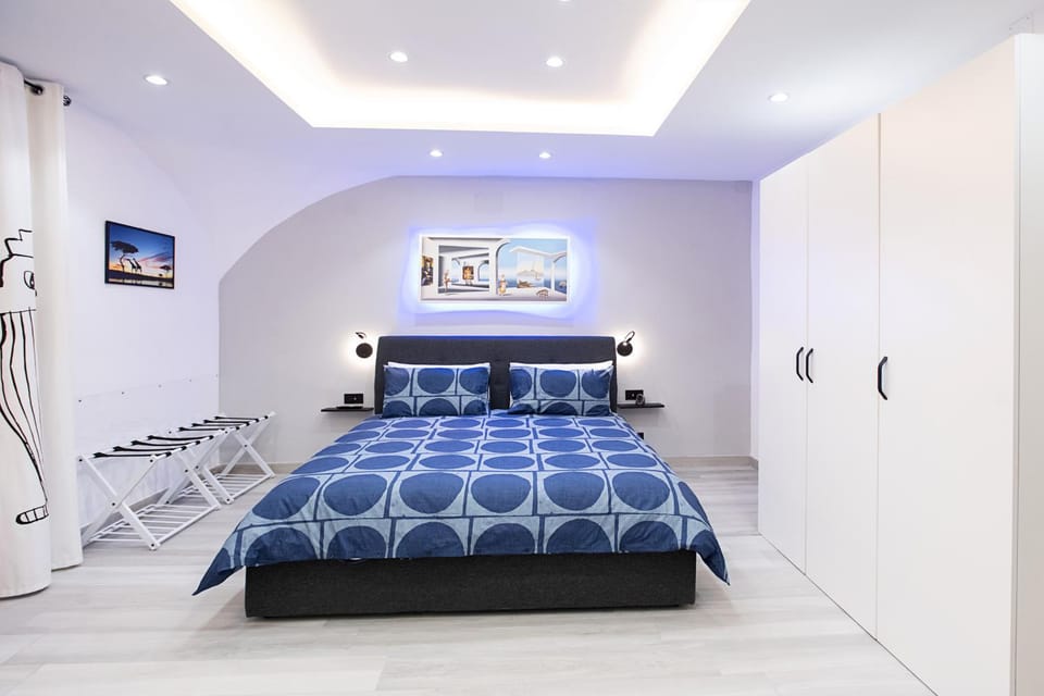 Bed, Photo of the whole room, Decorative detail, Bedroom, wardrobe