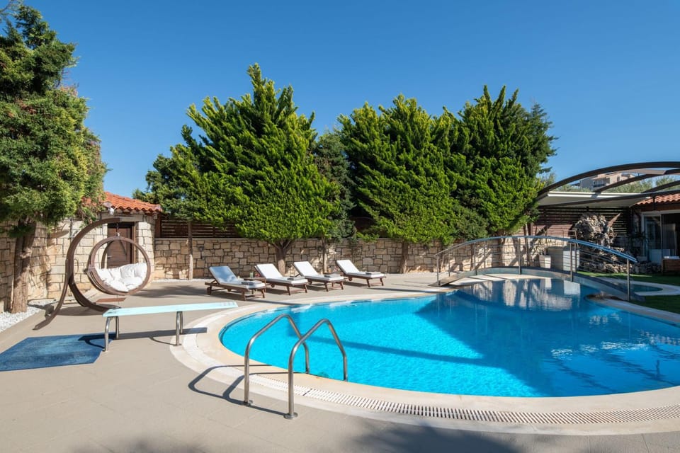 Swimming pool, sunbed