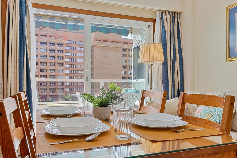 Photo of the whole room, Dining area
