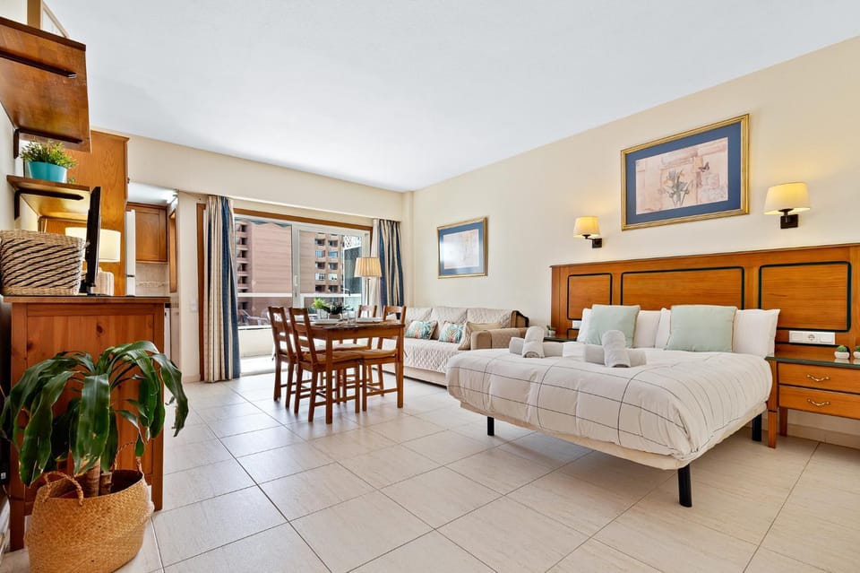 Bed, Photo of the whole room, Dining area, Bedroom