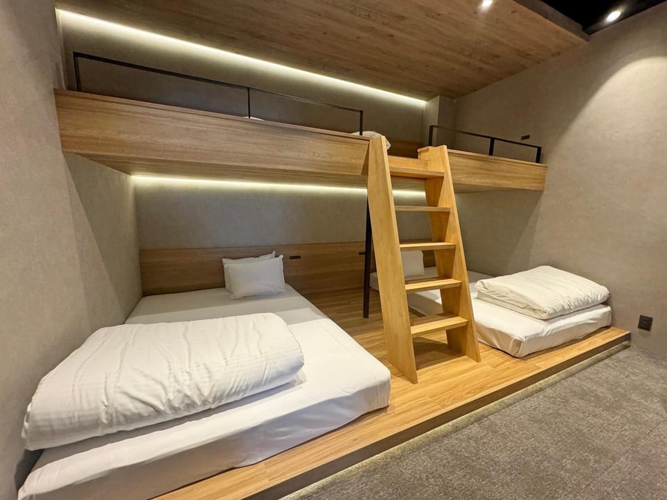 Bedroom, bunk bed