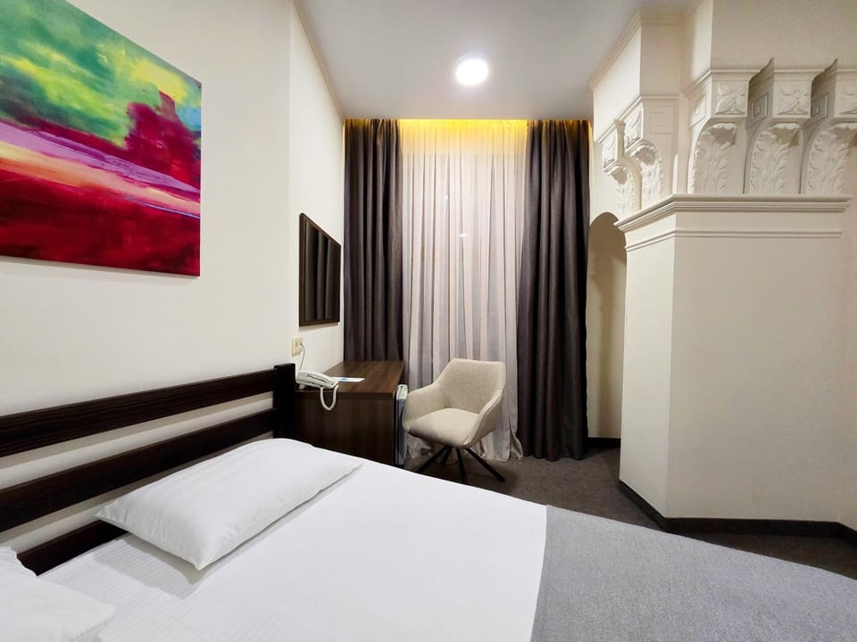Bed, Photo of the whole room, Seating area, Bedroom