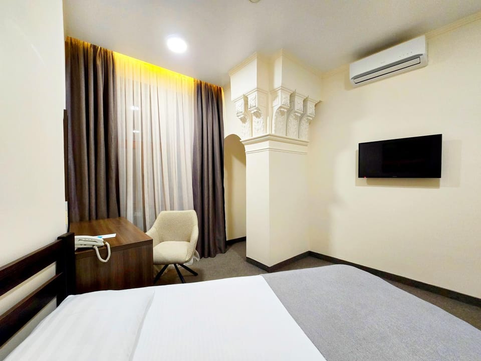 Bed, TV and multimedia, Photo of the whole room, Seating area, Bedroom, hair dresser, air conditioner