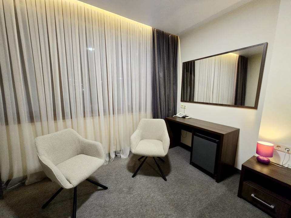 Photo of the whole room, Seating area