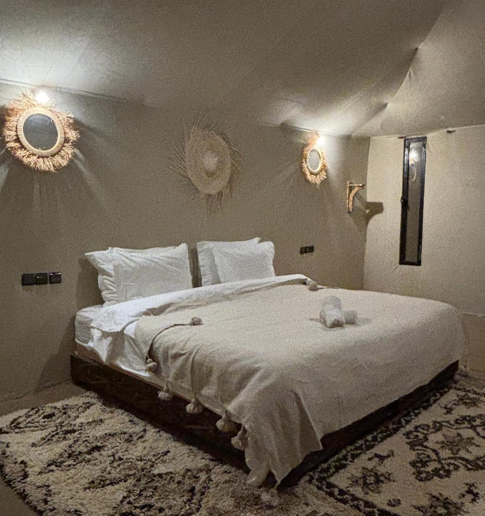 Photo of the whole room, Bedroom, towels