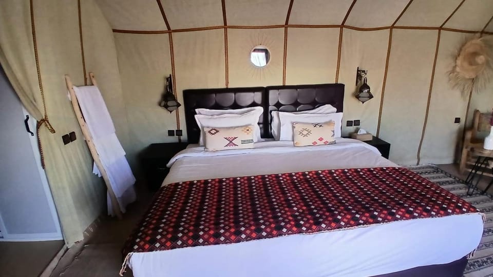 Property building, Bed, Photo of the whole room