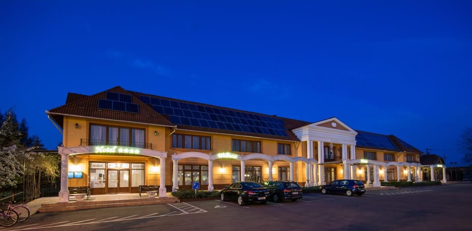 Facade/entrance, Night