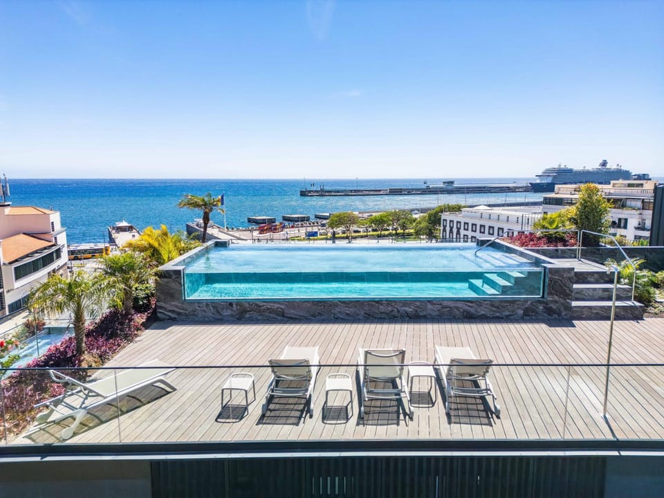 Sea view, Swimming pool, sunbed