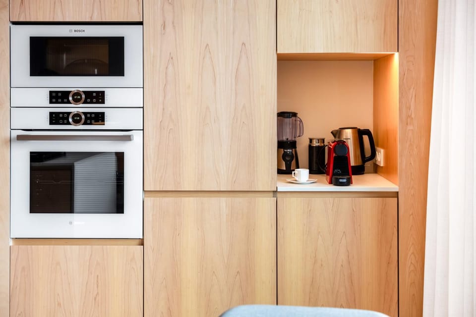 Coffee/tea facilities, microwave, oven, kitchen