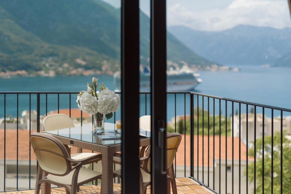 Gorgeous Apartment with Stunning Views Apartment in Dobrota