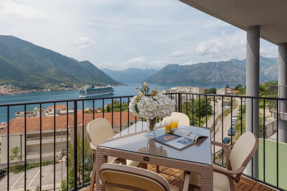 Gorgeous Apartment with Stunning Views Apartment in Dobrota
