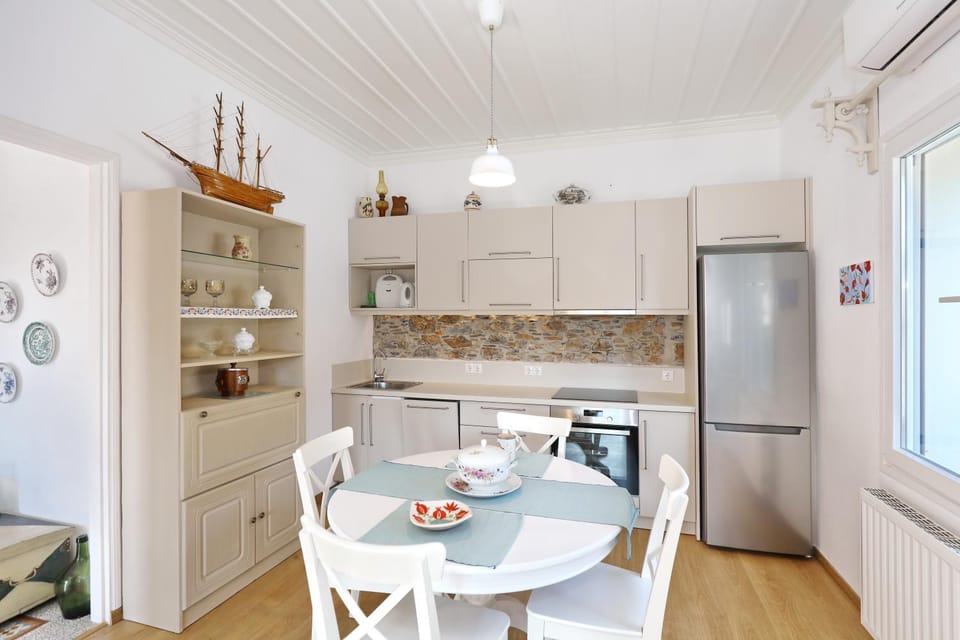 Coffee/tea facilities, Kitchen or kitchenette, Dining area, dishwasher, pet friendly, stove
