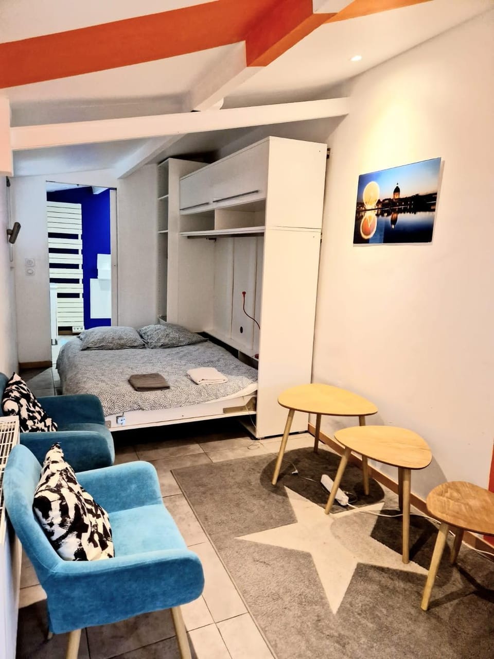 Bed, Seating area, wardrobe