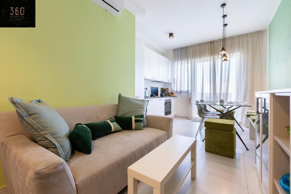 Communal lounge/ TV room, TV and multimedia, Living room, Seating area, Evening entertainment, air conditioner