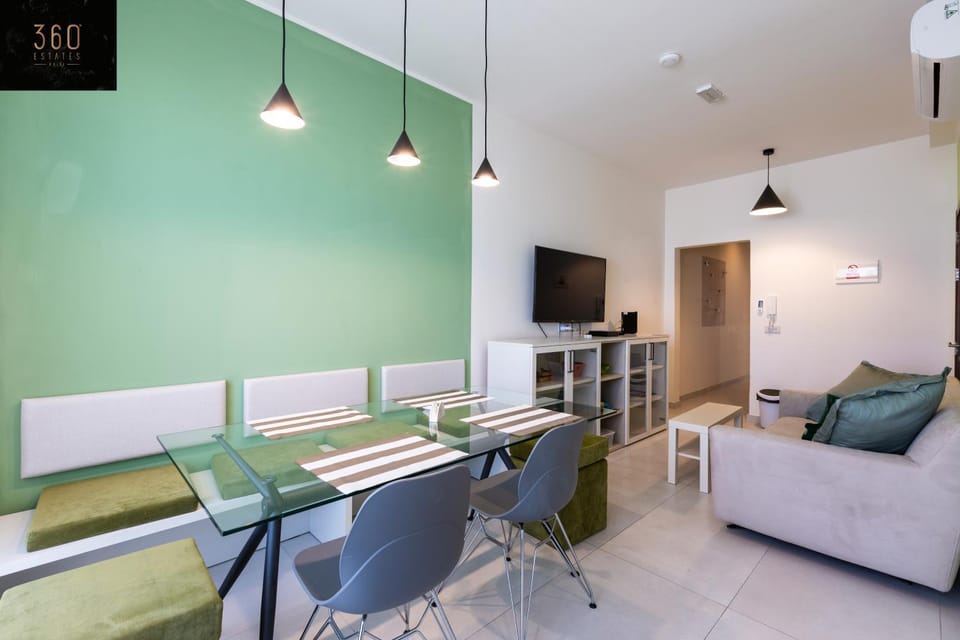 Communal lounge/ TV room, Bed, TV and multimedia, Kitchen or kitchenette, Living room, Photo of the whole room, Seating area, Dining area, Evening entertainment, Bedroom
