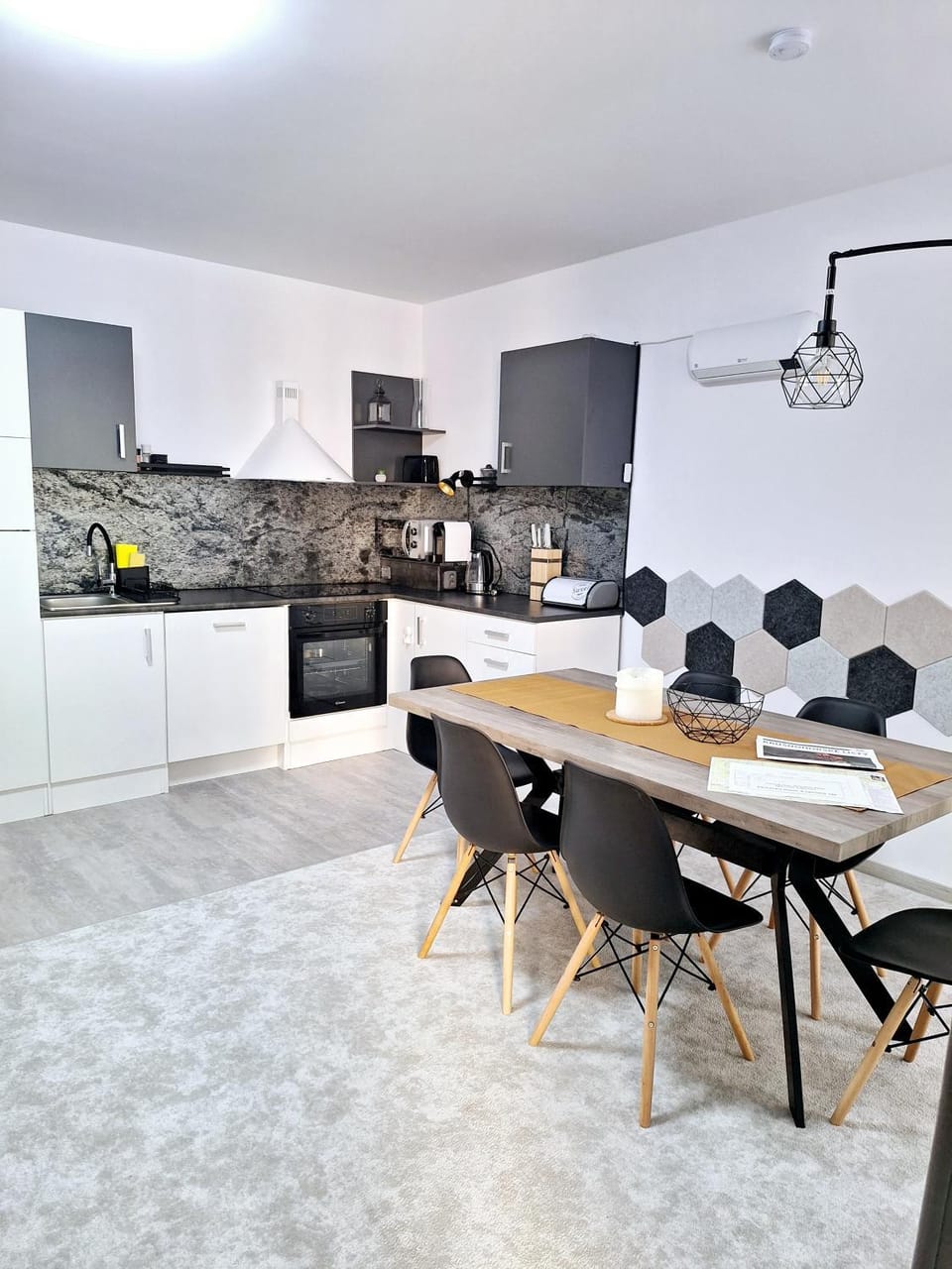 Coffee/tea facilities, Kitchen or kitchenette, Living room, Dining area, Dining area, dishwasher, oven, stove, toaster, kitchen, acessibility