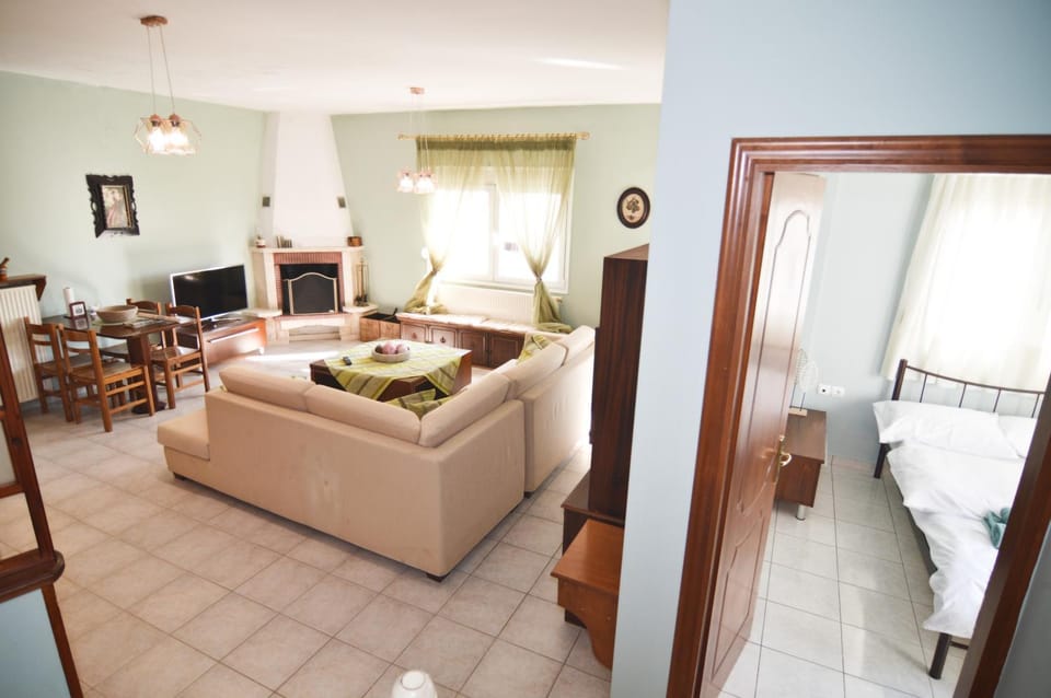 Bed, TV and multimedia, Living room, Photo of the whole room, Seating area, Dining area, Bedroom