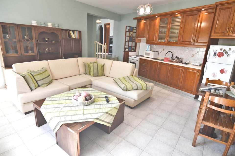 Kitchen or kitchenette, Living room, Seating area, Dining area, oven, pet friendly, stove