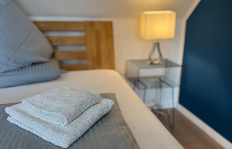 Bed, Bedroom, towels