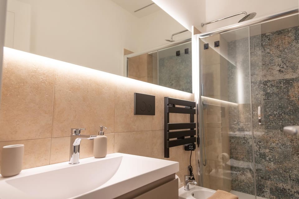 Shower, Toilet, Bathroom, towels
