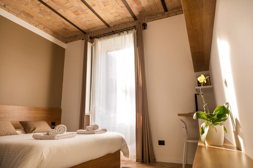 Bed, Photo of the whole room, Bedroom, internet, towels, air conditioner