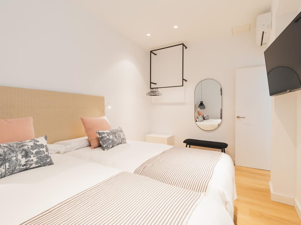TV and multimedia, Photo of the whole room, Bedroom, air conditioner