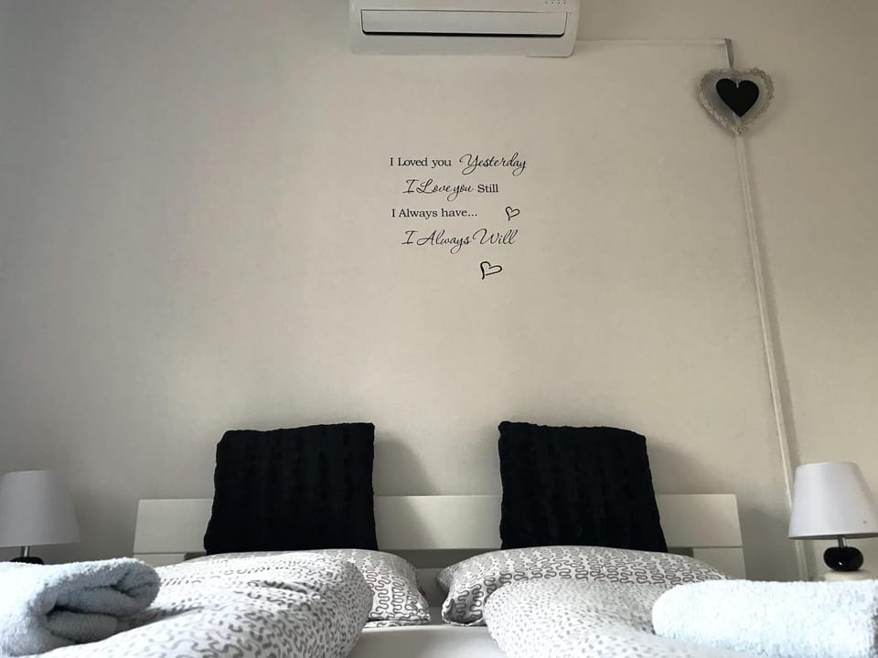 Bed, Photo of the whole room, Decorative detail, Decorative detail, Bedroom