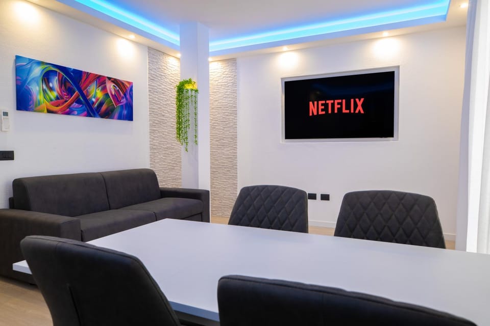 Communal lounge/ TV room, TV and multimedia, Living room, Seating area, Dining area, Evening entertainment, locker, air conditioner