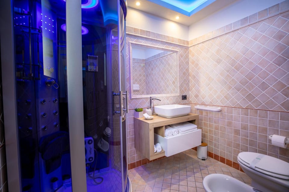 Shower, Toilet, Hot Tub, Steam room, Bathroom, Spa and wellness centre/facilities, bidet, heating, towels