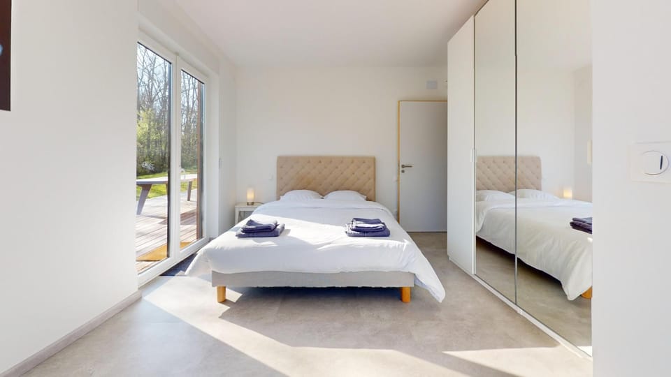 Bed, Photo of the whole room, Bedroom, towels, wardrobe