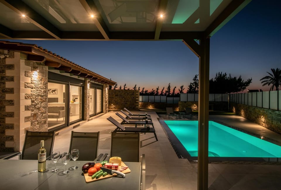 Night, Balcony/Terrace, Food and drinks, Swimming pool, sunbed