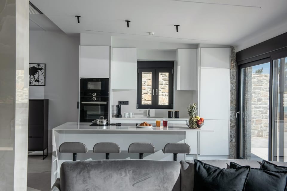 Kitchen or kitchenette, Seating area, Dining area, minibar, pet friendly