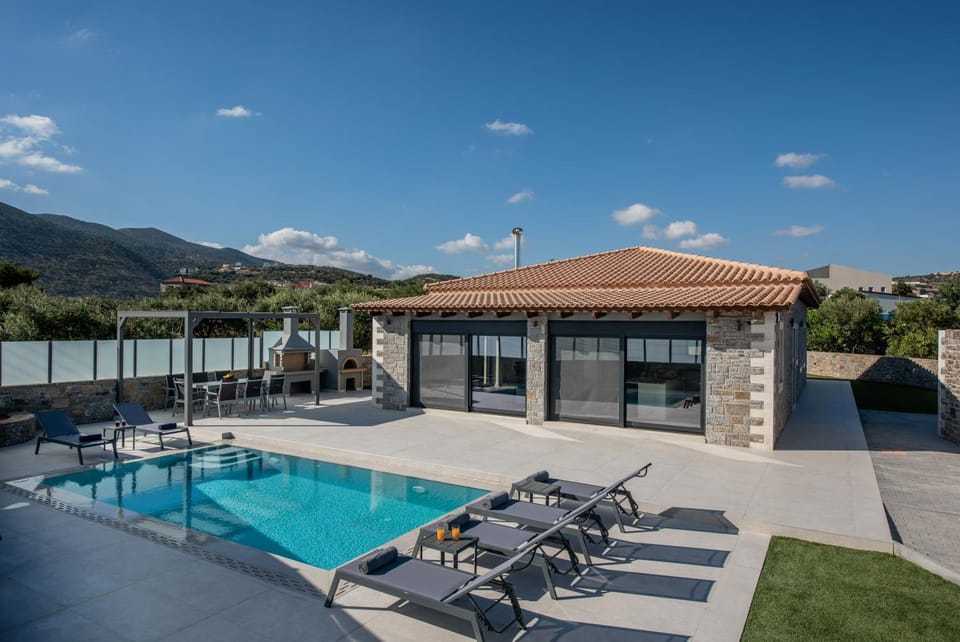 Property building, Day, Mountain view, Pool view, Swimming pool, sunbed