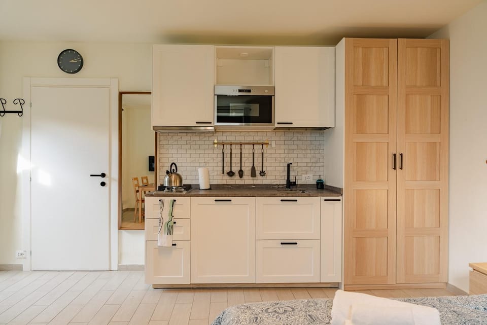 Kitchen or kitchenette, pet friendly, stove, wardrobe
