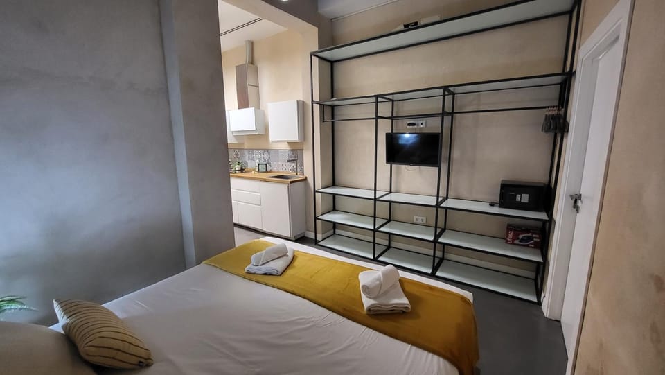 Bed, TV and multimedia, Photo of the whole room, Bedroom, safe, towels, wardrobe