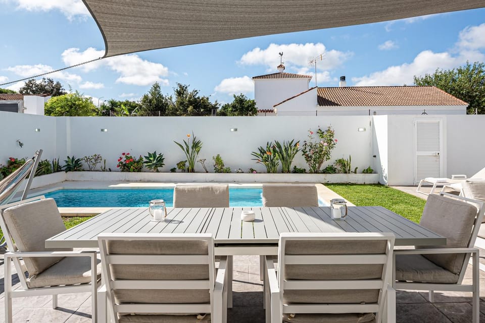 Property building, Balcony/Terrace, Living room, Swimming pool